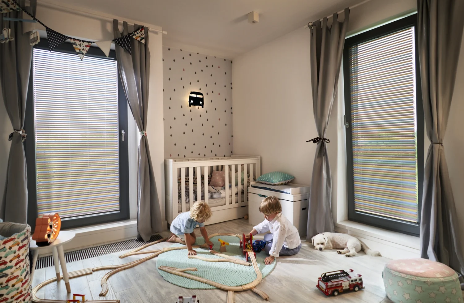 Kinder spielen mit einer Holzeisenbahn im gemütlichen Kinderzimmer