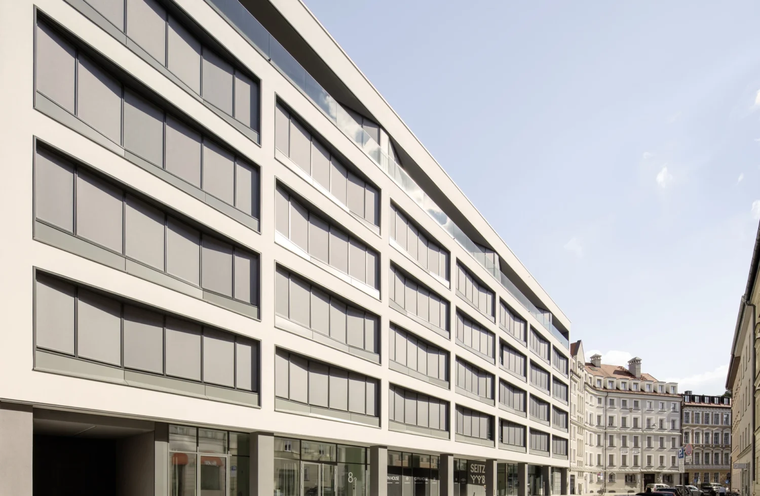 Modernes Bürogebäude in einer Stadtumgebung